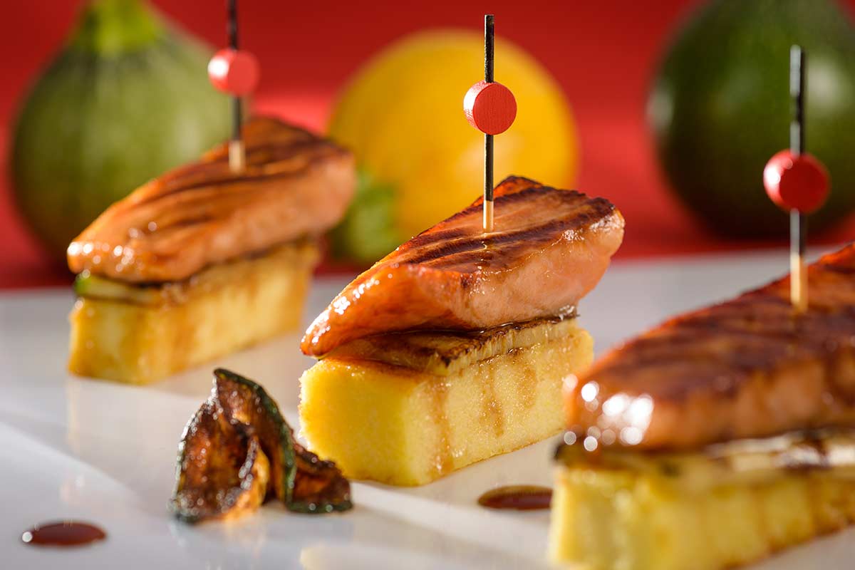 Lachs-Stäbchen mit Ingwer-Soja-Reduktion auf Polenta-Steak und ...