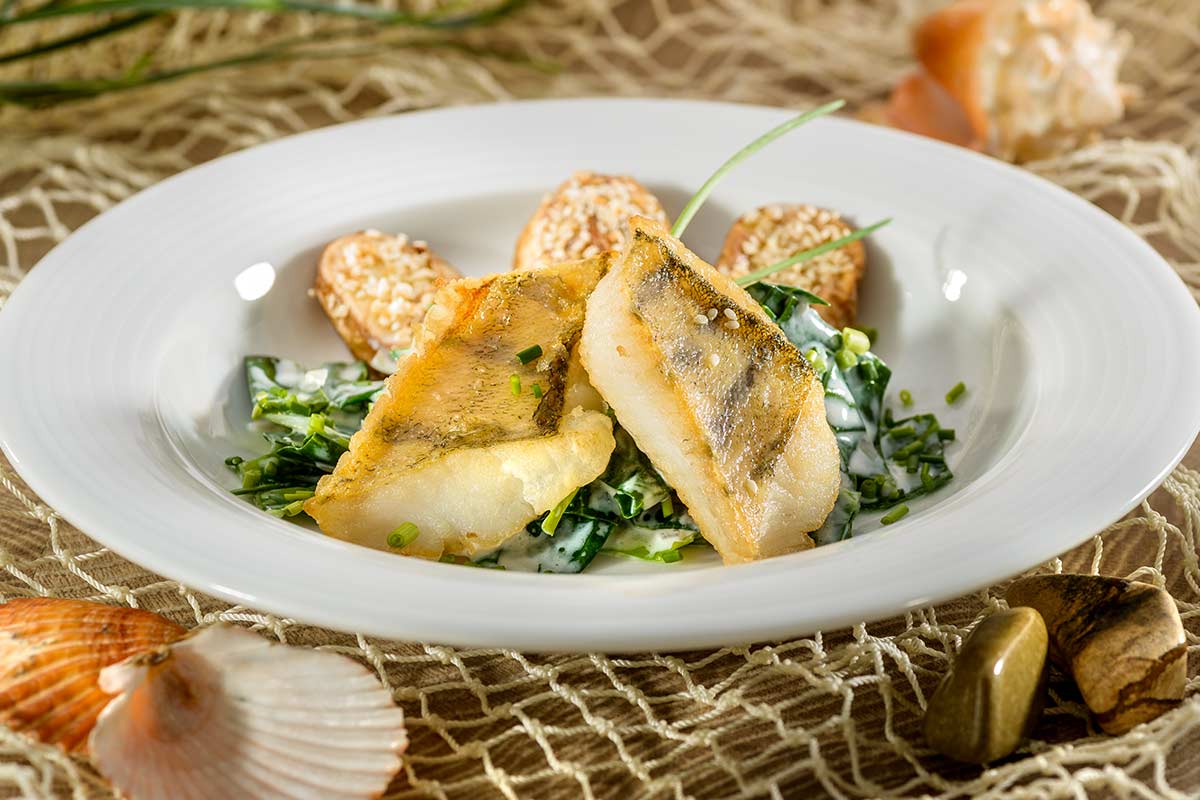 Gebratenes Zanderfilet auf Rahm-Mangold mit Sesamkartoffeln | Rezept