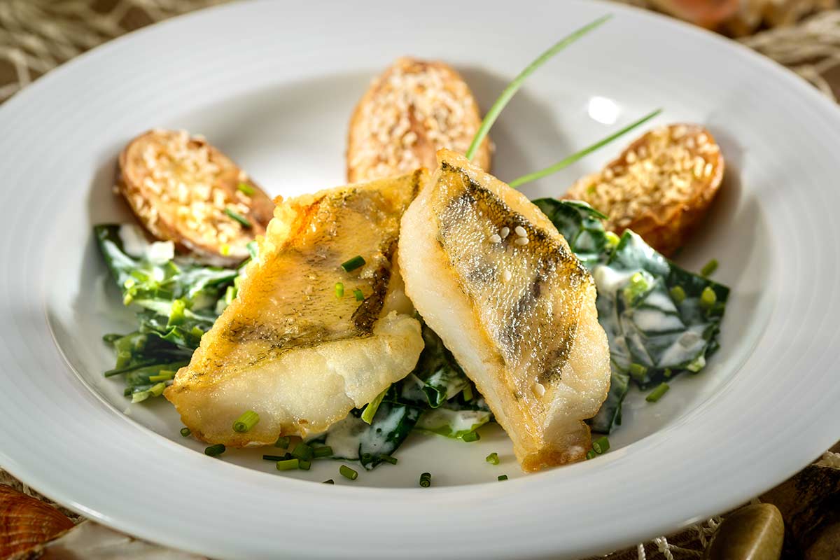 Gebratenes Zanderfilet auf Rahm-Mangold mit Sesamkartoffeln | Rezept