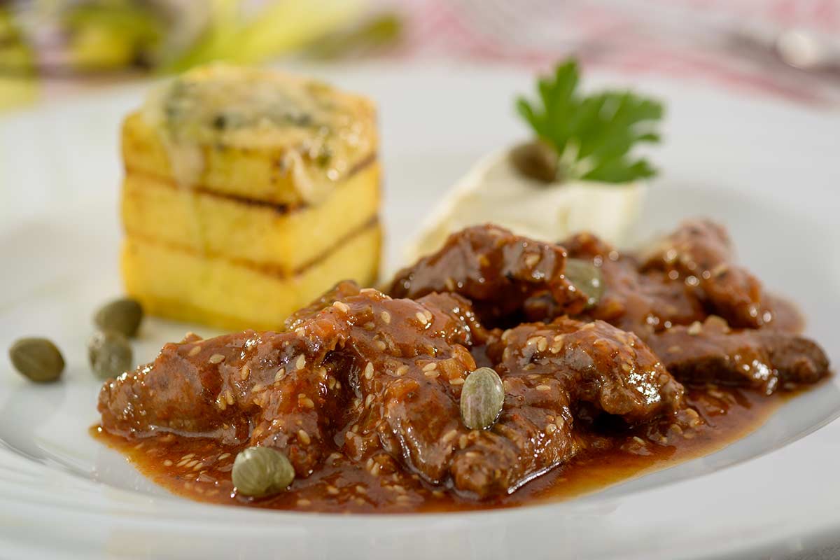 Rindergeschnetzeltes in Birnen-Sesam-Kapernsauce mit Käsepolenta | Rezept