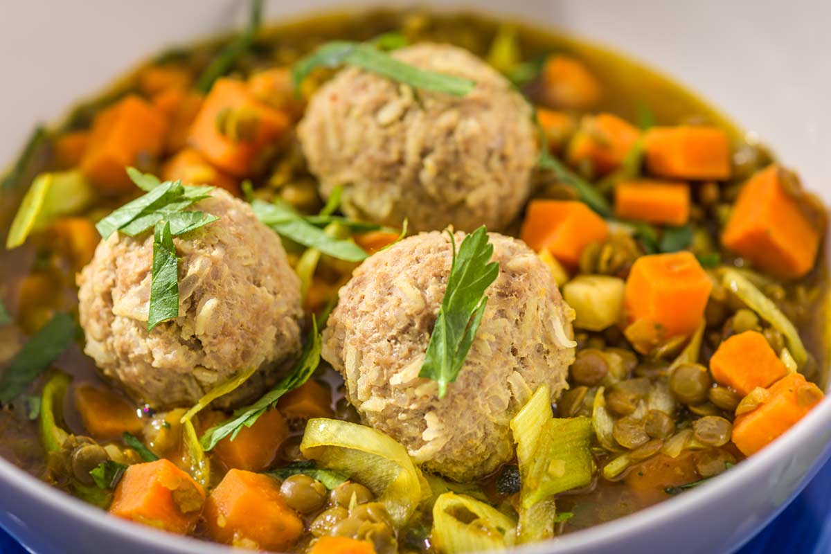 Indischer Linseneintopf mit Süßkartoffeln und Schweinebällchen | Rezept