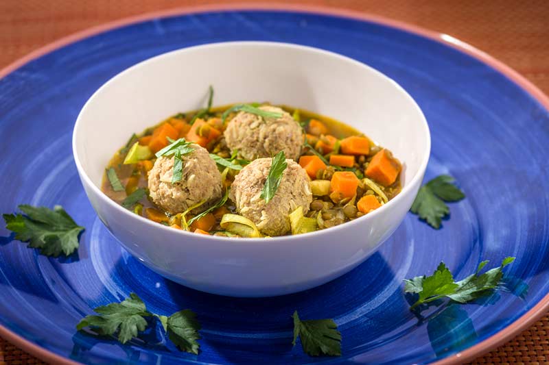 Indischer Linseneintopf mit Schweinebällchen