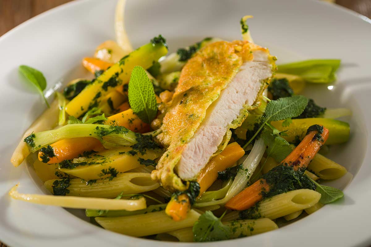 Putenschnitzel in Kräuter-Ei-Hülle mit Wurzelgemüse-Penne | Rezept Putenschnitzel in Kräuter-Ei-Hülle mit Wurzelgemüse-Penne | Rezept