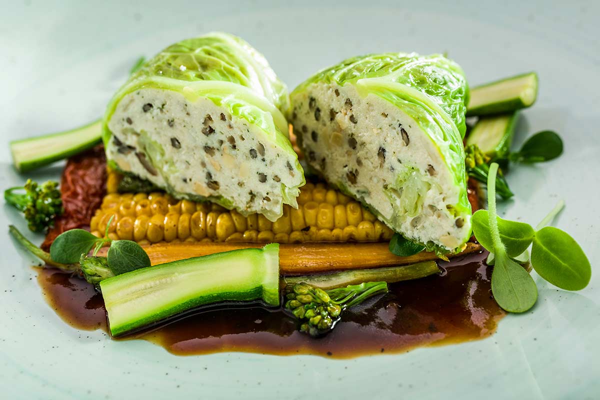 Wirsing-Roulade mit Hähnchen-Reis-Füllung auf gegrilltem Mais und ...