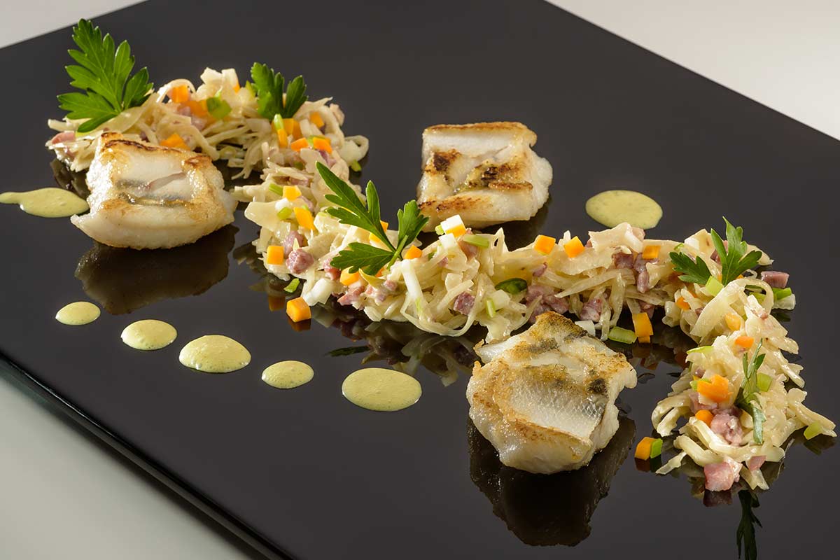 Kross gebratenes Zanderfilet auf Rahmsauerkraut mit Rieslingschaum | Rezept