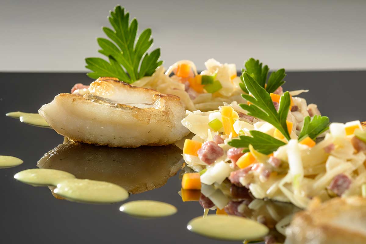 Kross gebratenes Zanderfilet auf Rahmsauerkraut mit Rieslingschaum | Rezept