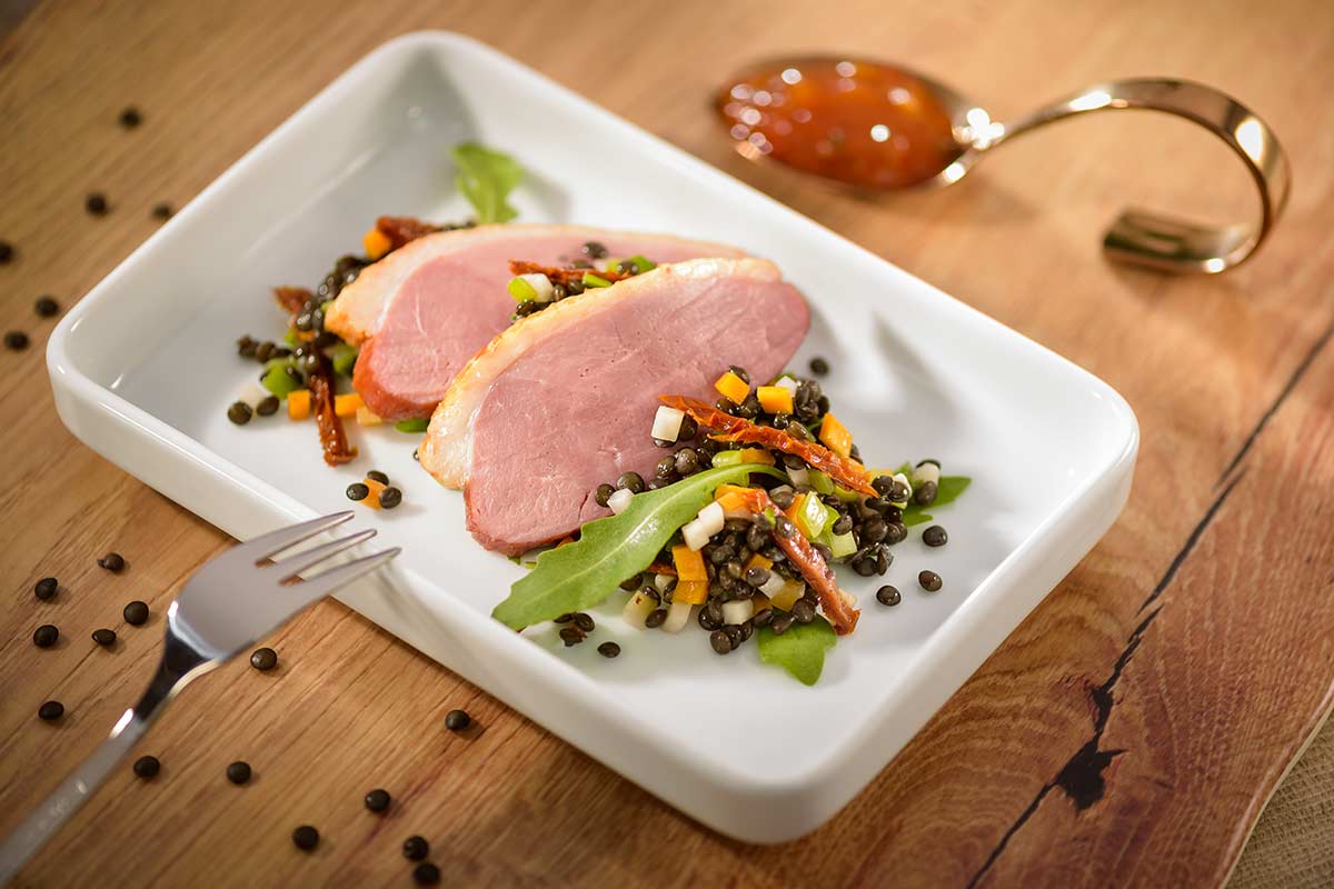 Geräucherte Entenbrust auf lauwarmem Linsensalat und Aprikosen-Tomaten ...