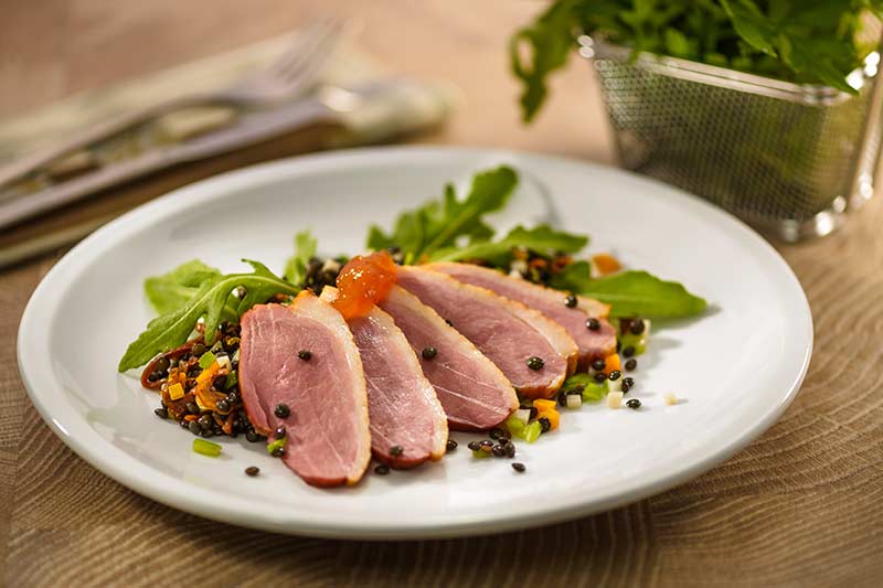 Geräucherte Entenbrust auf Linsensalat