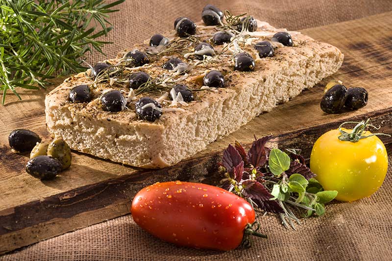 Focaccia mit Rosmarin und Oliven