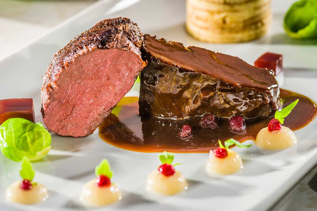 Rosa gebratener Rücken und sanft geschmorte Keule vom Hirsch &amp;quot;Baden ...